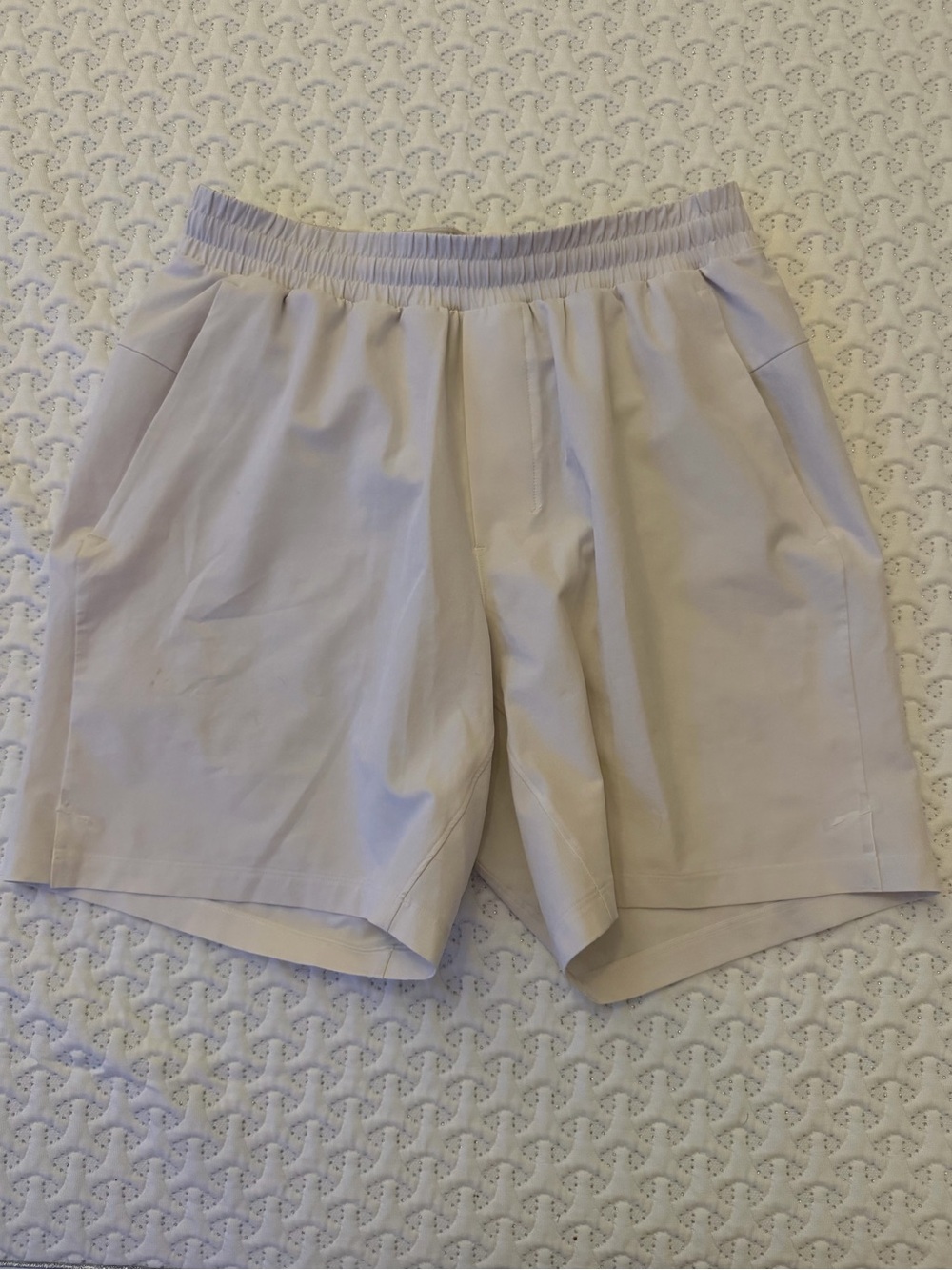 Men's Medium Lululemon 7” net lined Swim Shorts MSRP $88 WHITE